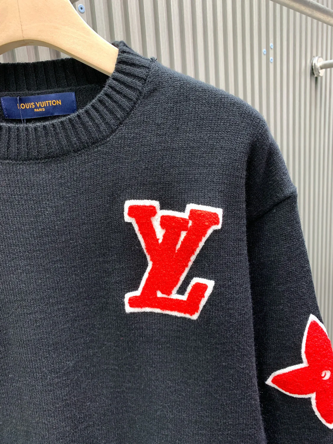 🅿️400 🀄️ Louis Vuitton 25Fw jacquard letter logo knitted woolen sweater on the front and back. The fabric is made of 82% sheep wool blended with 18% nylon cotton thread. It is made of imported jacquard machine woven pieces 6S thick needle cotton wool sweater. It has excellent thermal insulation performance. The jacquard process highlights the contrasting four-leaf clover and logo intarsia pattern, which enhances the three-dimensional sense and layering of the sweater. The fabric piece is woven using a 47W imported Stoll 3-needle ultra-fine machine from Germany. It is knitted at a parallel and even speed with reference to the original single-sided partial mesh bottom hanging wool structure. Each piece takes 270 minutes. During the weaving, 16 sand spits are used to alternately knit back and forth. The number of knitting rows for a single piece of front garment hanging wool is as high as 6352. There are so many knots in the newly woven garments that it requires pure manual thread picking and knot head inspection. Seam picking/washing can only be carried out after spot inspection.